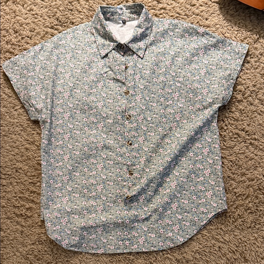Hotouch Floral Button-Up Shirt. Size M. NWOT.